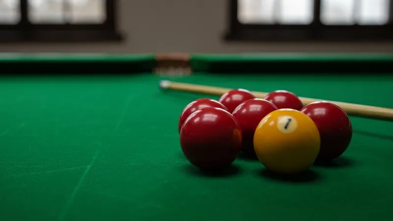 Procédé de queue de billard en gros plan avec craie bleue